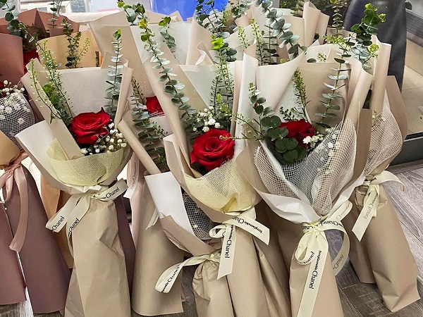 Thị trường 8/3: Hoa tươi bạc triệu ế ẩm, bó 1 bông đắt khách