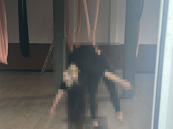 Bàng hoàng phát hiện cô gái trẻ tử vong trong tư thế lạ ở phòng tập yoga