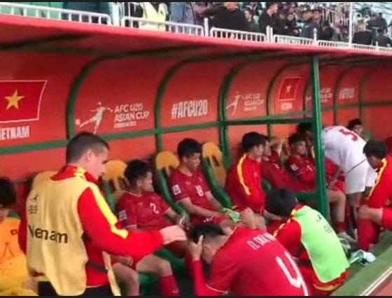 Đội trưởng U20 Iran sang tận nơi an ủi U20 Việt Nam, nói lời ấm lòng sau trận đấu