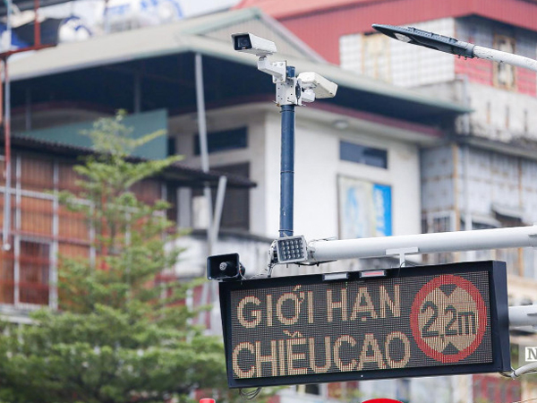Cận cảnh hệ thống biển báo thông minh, cảnh báo từ xa của Hà Nội