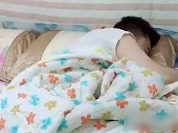 Nhờ chồng dỗ con ngủ, mẹ bỉm hoảng sợ khi vào phòng thấy cảnh chồng ngủ say nhưng con biến mất