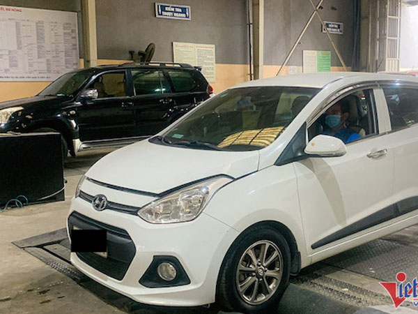Dịch vụ xếp hàng đăng kiểm thuê tăng giá gấp đôi, chủ xe muốn mà không dám