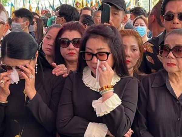 Lễ đưa tang NSƯT Vũ Linh: Các con nuôi tề tựu, dàn nghệ sĩ khóc đưa tang