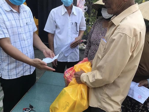 Chi 5.000 đồng mua bao đựng, người nghèo được xã phát 0,4 kg gạo trị giá 4.000 đồng