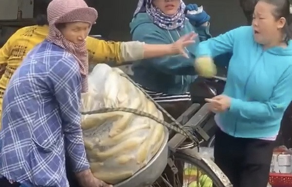 Người phụ nữ đánh tới tấp bà bán bắp dạo bị phạt 6,5 triệu đồng
