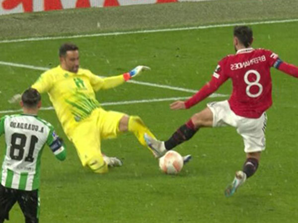 Bruno Fernandes đáng nhận thẻ đỏ ở trận gặp Betis?