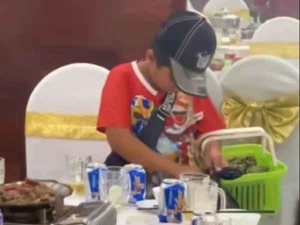 Nhặt tôm thừa sau tiệc cưới, bé trai khiến người lớn rưng rưng: Những đứa trẻ hiểu chuyện luôn thiệt thòi