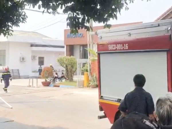 Cháy xưởng gỗ ở TP.HCM, sơ tán nhiều công nhân
