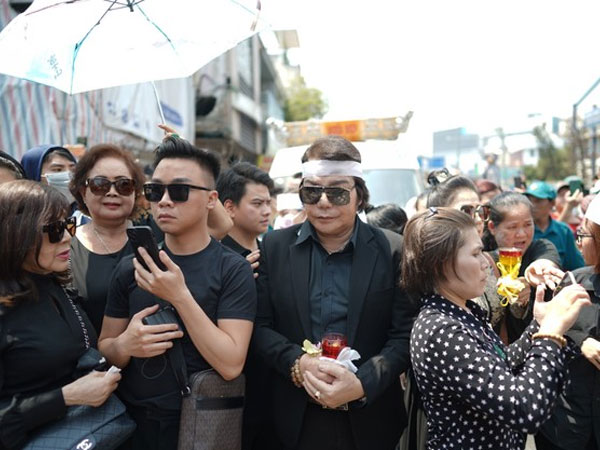 Việt Hương giải thích lý do ở nhà livestream, không tới đám tang NSƯT Vũ Linh