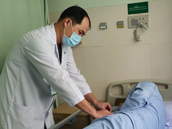 Nam thanh niên 27 tuổi suýt bị hoại tử 'của quý' vì đeo nhẫn tìm cảm giác lạ