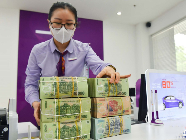 Hạ lãi suất tiết kiệm, bất ngờ với cách gom tiền của nhà băng