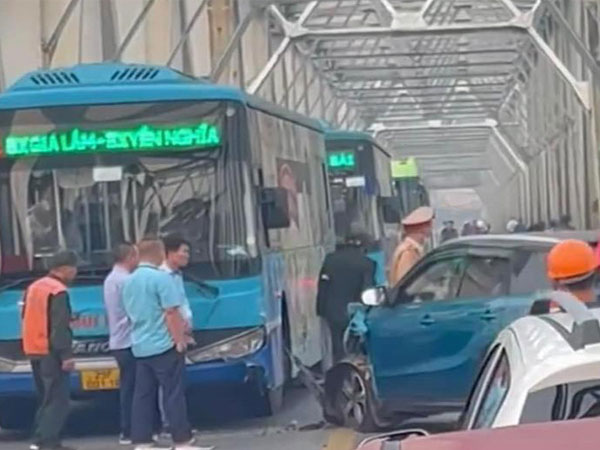 Ô tô con rụng bánh sau va chạm với xe buýt trên cầu Chương Dương