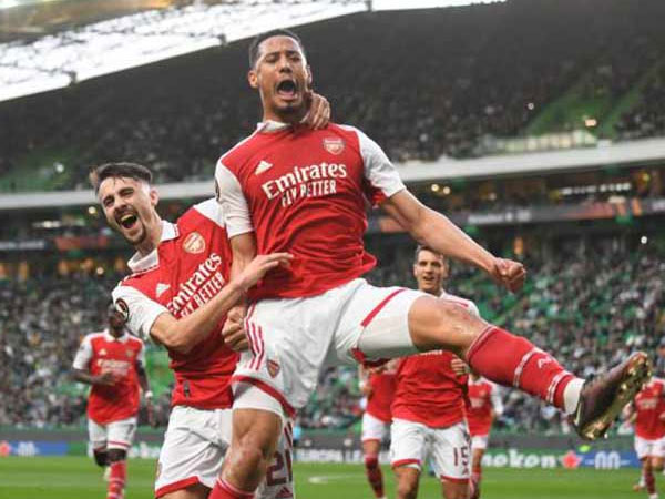 Xhaka ghi bàn may mắn, Arsenal thoát thua tại Lisbon