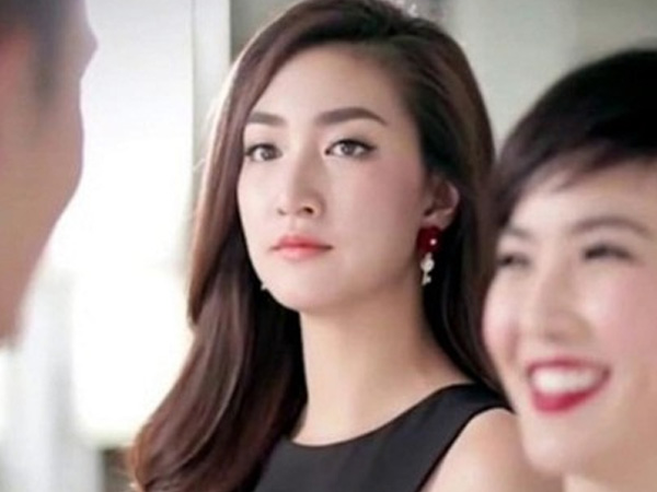 Hớn hở mở cửa 'đón chồng', ai ngờ sếp bà cùng bầu đoàn thê tử đến 'dạy học cho con giáp thứ 13'