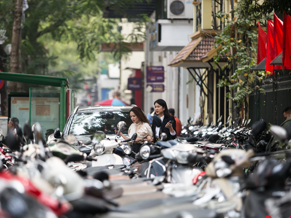 Vỉa hè Hà Nội vẫn bị lấp đầy dù đang cao điểm 'chiến dịch'