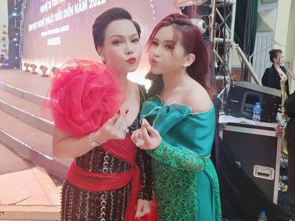 Việt Hương được Bình Tinh lên tiếng 'giải oan' vụ vắng mặt ở đám tang NSƯT Vũ Linh, đáp trả gay gắt vì bị cắt ghép clip vu khống
