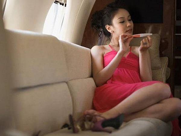 Vợ thường xuyên mặc váy, trang điểm rồi lang thang trong đêm khiến tôi bị mang tiếng