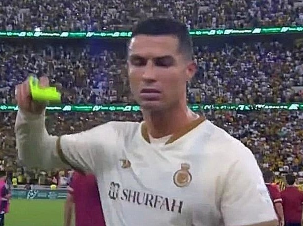Ronaldo bất ngờ 'đổi giọng' sau loạt hành động xấu xí