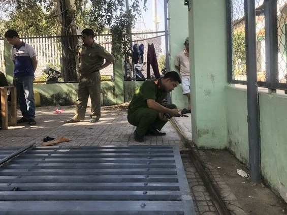 Hai cháu bé bị cổng sắt đổ đè lên người gây thương vong