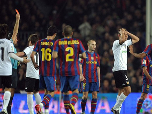Barcelona nguy cơ bị cấm dự Champions League