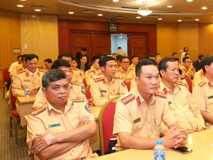 30 chiến sĩ CSGT tăng cường cho 10 trung tâm đăng kiểm ở Hà Nội