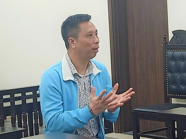 Nhiều lần đập phá mộ ông ngoại của vợ để ép phải về sống chung