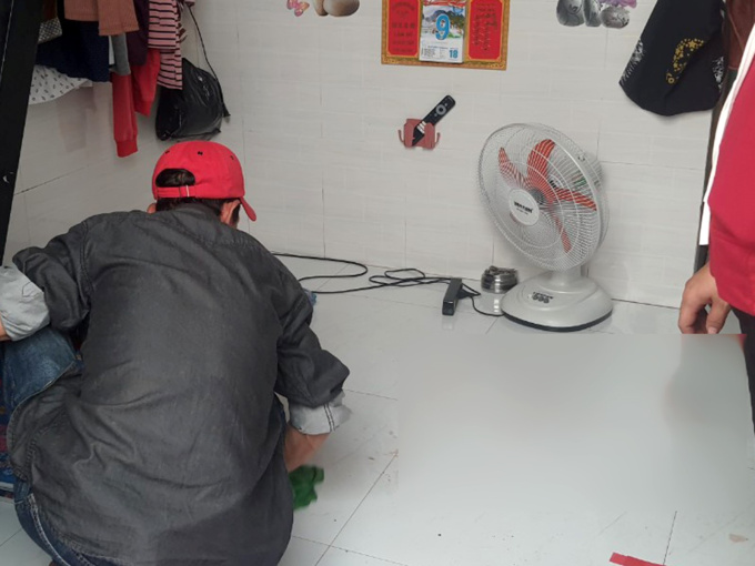 Tiếng hét thất thanh phát ra từ phòng trọ của cha dượng và con gái, phá cửa liền phát hiện cảnh gây sốc