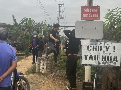 Người đàn ông tử vong khi băng qua đường sắt, xe máy bị kéo lê 100 m