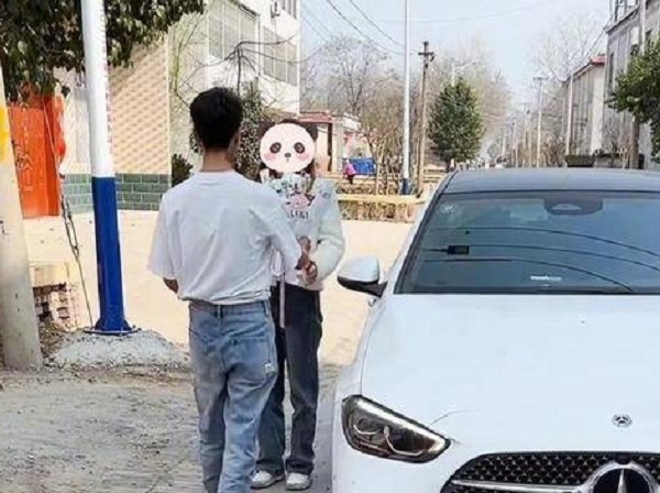 Chị gái vừa làm xong thủ tục ly hôn, em trai có hành động khiến ai cũng ghen tỵ