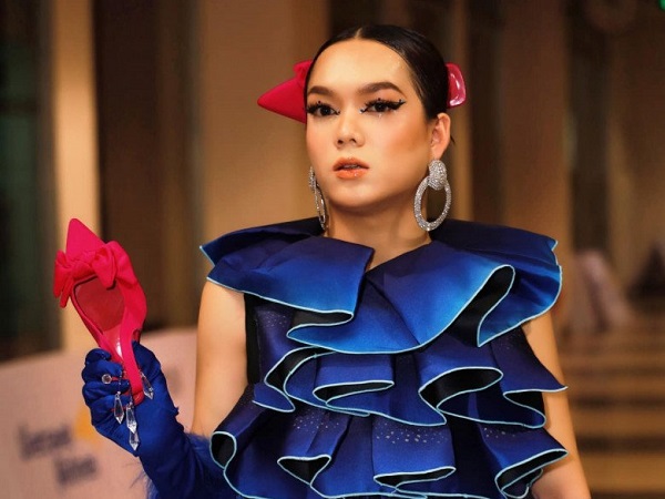 Những chàng trai, cô gái mới tuổi đôi mươi đã xây nhà tiền tỷ báo hiếu phụ huynh sau khi nổi tiếng