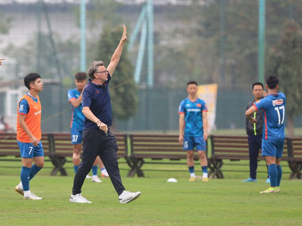 HLV Troussier: 'Tôi không có ý định giữ nguyên những gì ông Park đã làm'