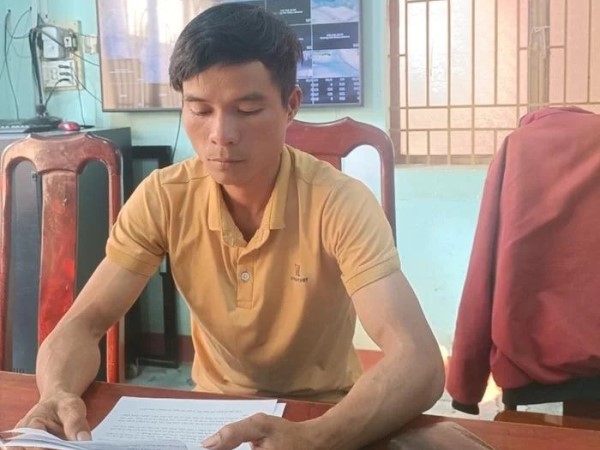 Cha dượng đang xem 'phim nhạy cảm', thấy con riêng của vợ liền lôi vào phòng làm ra trò kinh khủng