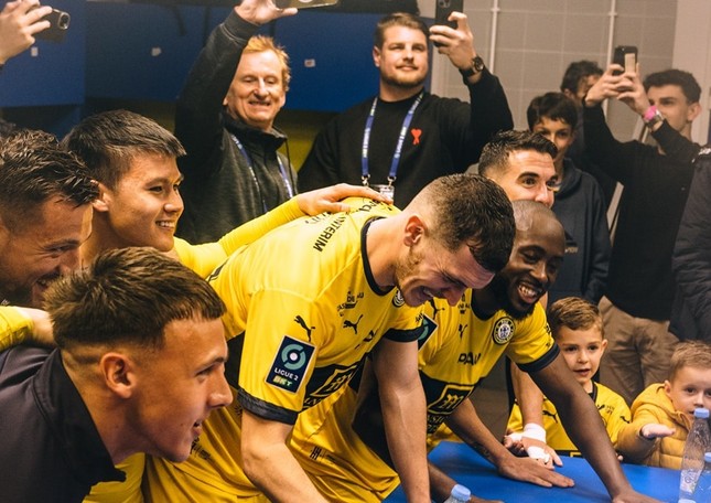 Pau FC thắng 'chung kết ngược', Quang Hải bẽn lẽn ăn mừng cùng đồng đội