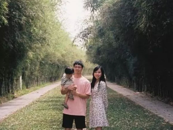 Ảnh hiếm hoi của Công Phượng bên vợ rich kid và con trai