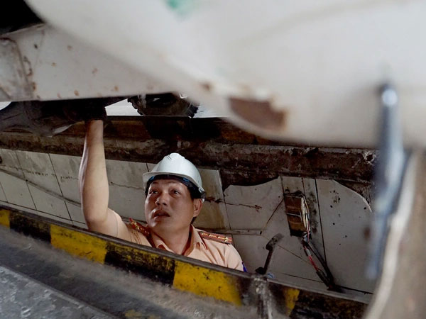 CSGT bắt đầu hỗ trợ các trung tâm đăng kiểm ở TPHCM