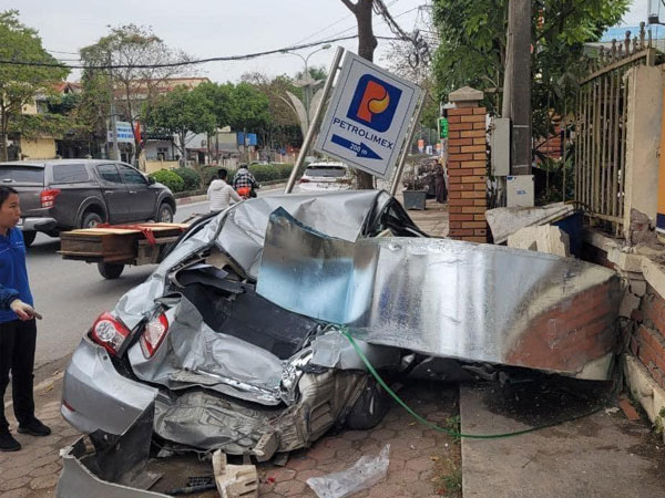 Cuộn thép hàng chục tấn rơi xuống đường đè bẹp ô tô con