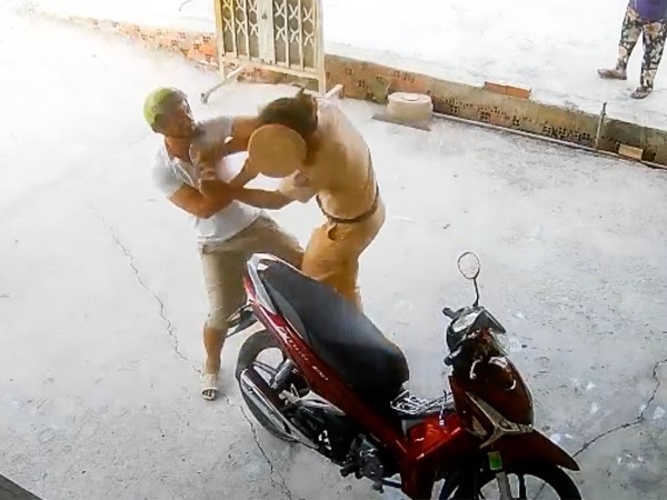 Bắt giữ 'ma men' bị người khác đánh liền tìm CSGT để 'trút giận'