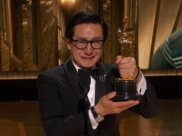 Diễn viên gốc Việt - Quan Kế Huy khóc nghẹn nhắc về mẹ ruột khi thắng Oscar 2023