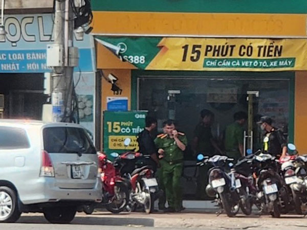 Nhiều cảnh sát xuất hiện tại một điểm giao dịch của F88