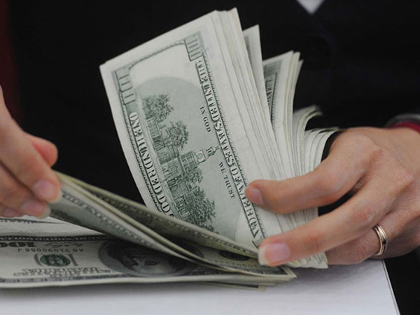 Giá USD ngân hàng lao dốc, USD tự do vẫn đi lên