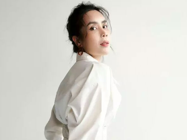 Lưu Hương Giang đăng status 'đợi một người xứng đáng'