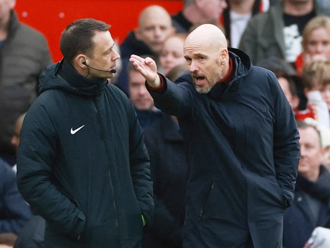 Ten Hag bênh học trò, nổi giận với trọng tài