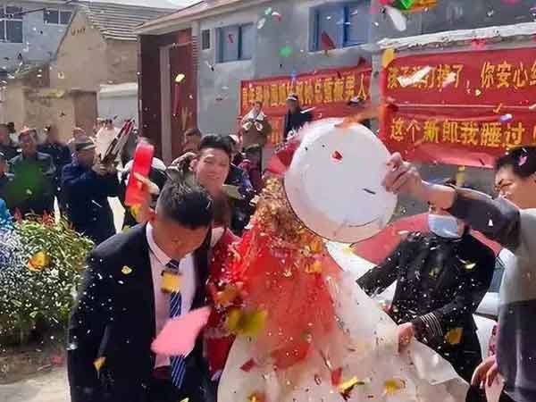 Bạn gái cũ của chú rể gửi quà cưới, cô dâu vừa nhìn đã tái mặt