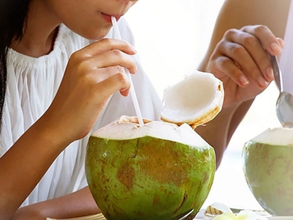 Nước dừa giải nhiệt tốt nhưng ai không nên uống?