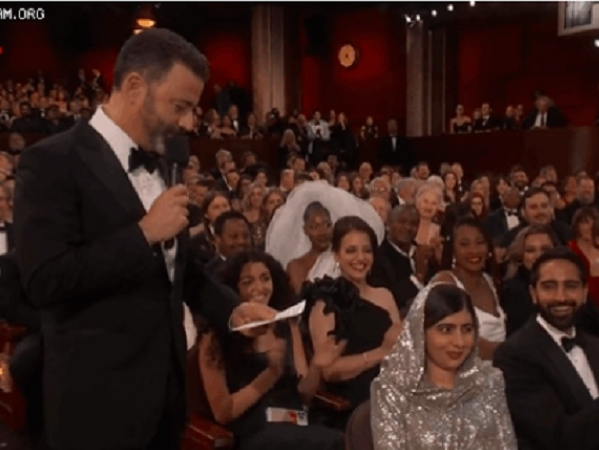 Khung hình kém duyên nhất Oscar 2023: MC bị chỉ trích vì câu hỏi tế nhị, mỹ nhân 'cồng kềnh' cũng bị ném đá