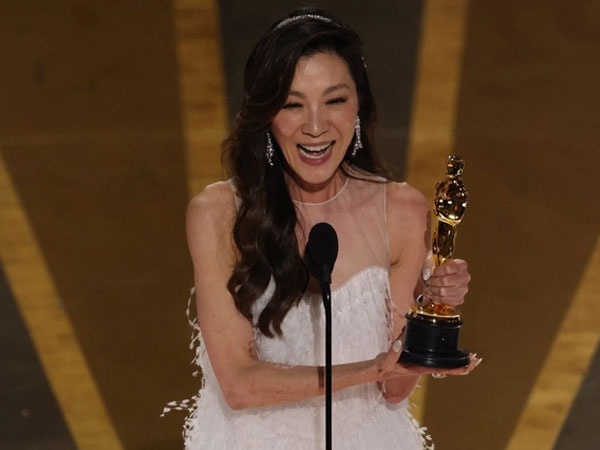 Dương Tử Quỳnh làm nên lịch sử khi thắng Cate Blanchett, trở thành nữ chính châu Á đầu tiên nhận tượng vàng Oscar