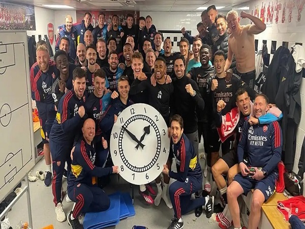 Giải mã về chiếc đồng hồ mừng chiến thắng của Arsenal