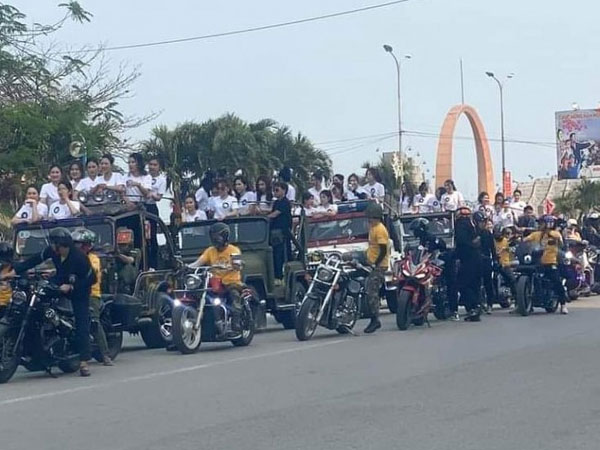 Chính quyền nói gì về vụ người đẹp ngồi xe Jeep cắm cờ nước ngoài, tài xế mặc rằn ri?