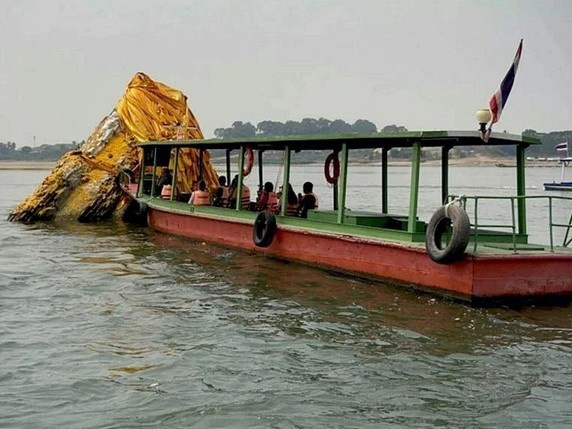 Thái Lan: Bảo tháp 700 năm tuổi lộ ra giữa dòng sông Mê Kông
