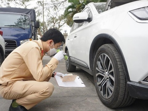 Tăng cường tới trung tâm đăng kiểm: Cảnh sát giao thông làm gì?